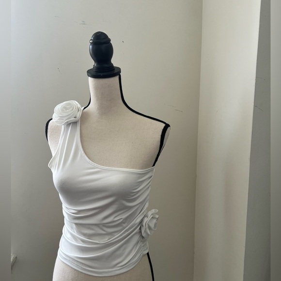 One-Shoulder Flower Detail Ruched Crop Tank Top - Picture 12 of 12